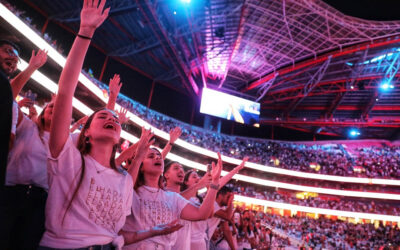 Milhares de jovens participaram de uma oração de adoração no Estádio do Benfica, em Lisboa